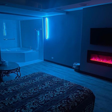 Midway Inn & Suites Оук Лоун Екстериор снимка