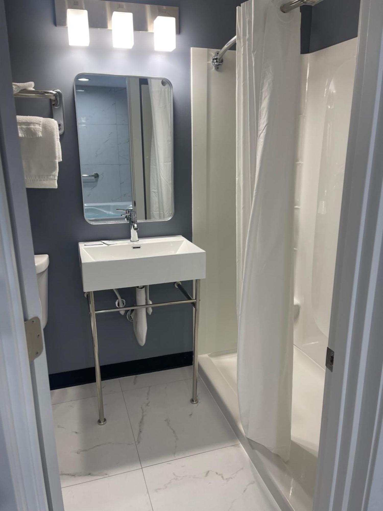 Midway Inn & Suites Оук Лоун Екстериор снимка